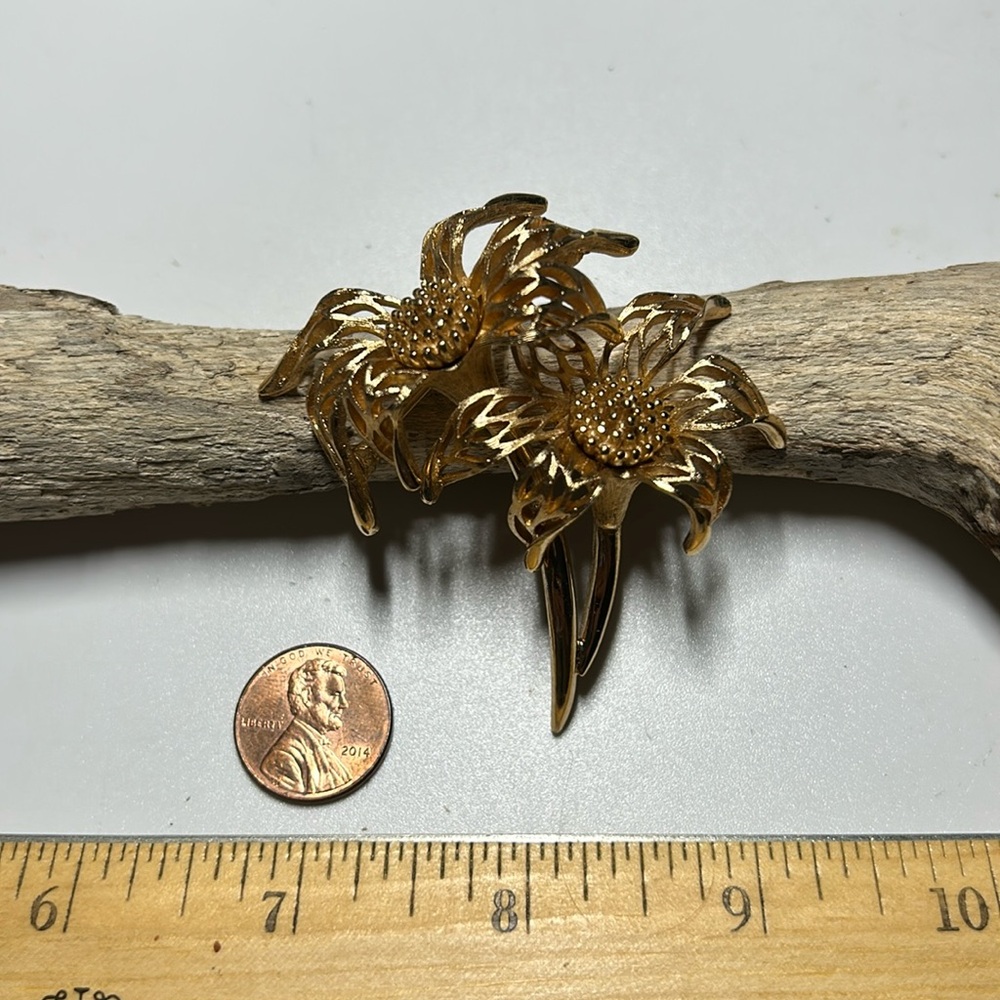 Fab Vintage Sculptural Trifari Flower Pin! 2 1/2” Gold tone-Minty!